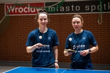 <p>Kasia i Ania Węgrzyn na treningu w hali UE Wrocław</p>